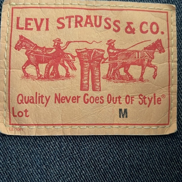 Levi’s long iconic jacket. Denim with a bit of spandex. 🦋 Size Medium - Picture 3 of 6